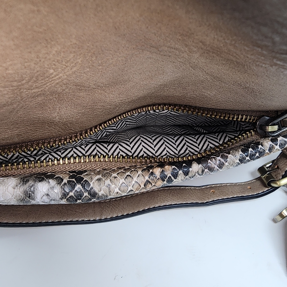 Jen&Co vegan tan snake print convertible backpack with regular and guitar Strap - Picture 12 of 15
